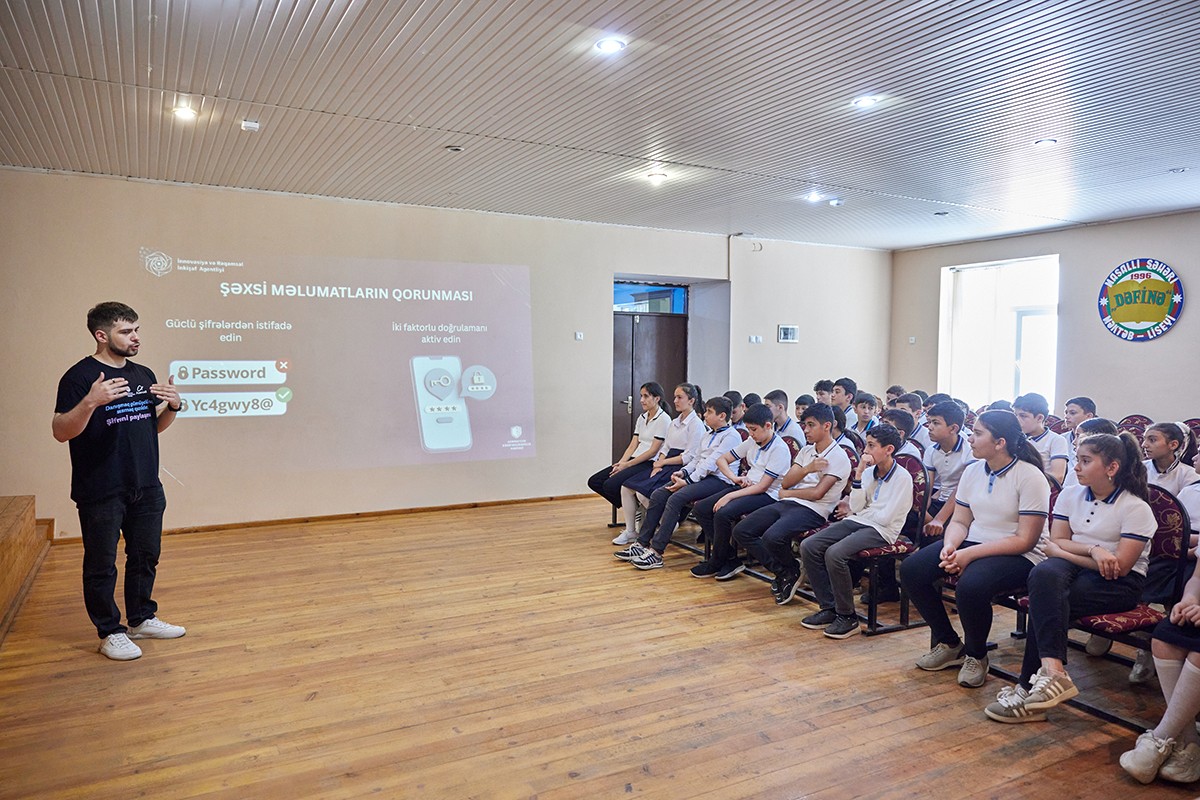 "Azercell"in kibermaarifləndirmə təşəbbüsü davam edir - FOTOLAR